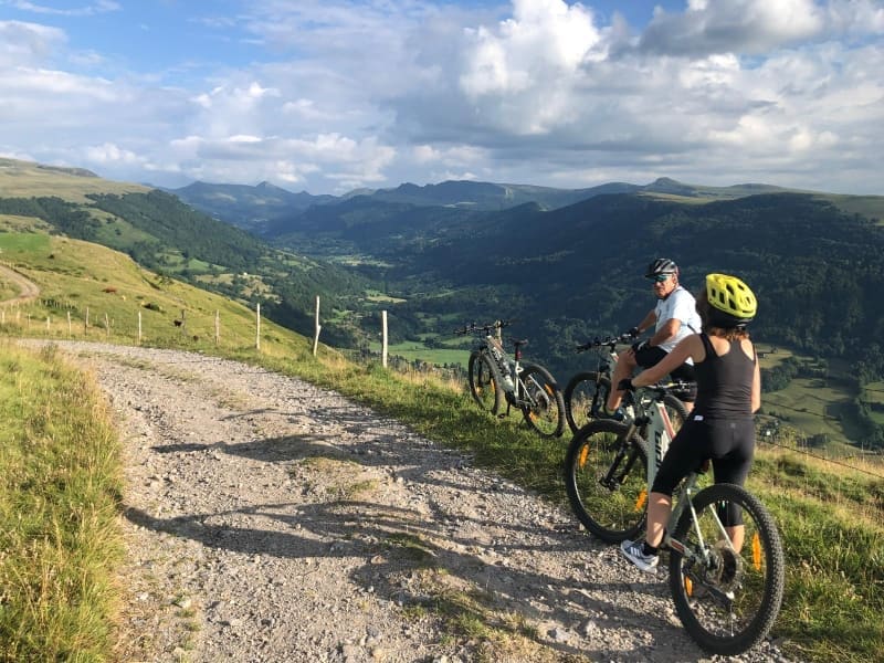 VELO PLATEAU TRIZAC CANTAL VUE MONTAGNE